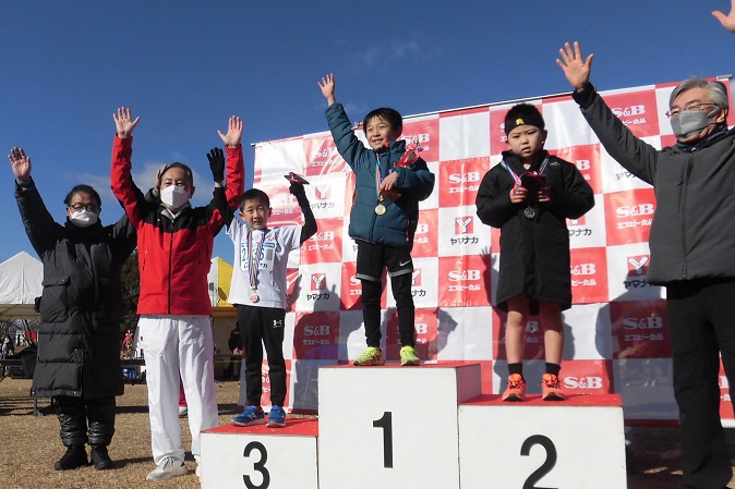 2年男子は伊藤くんが好記録で優勝。2位は鈴木くん、3位は久田くんでした。