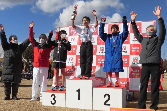 5年男子は岩田くんが好走を魅せ愛知大会記録更新。2位は佐野くん、3位は沼澤くんでした。