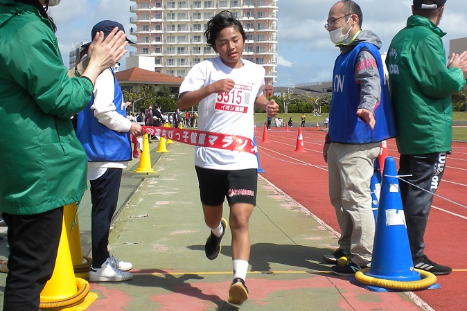 5年生女子は平安山さんが安定した走りを見せフィニッシュ