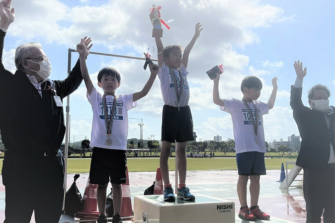 1年生男子は沖縄大会記録を更新する6分ジャストのタイムで川前くん優勝