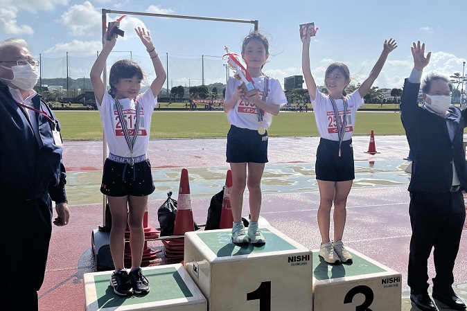 2年生女子優勝は古堅さん。2位花城さん、3位山城さん。