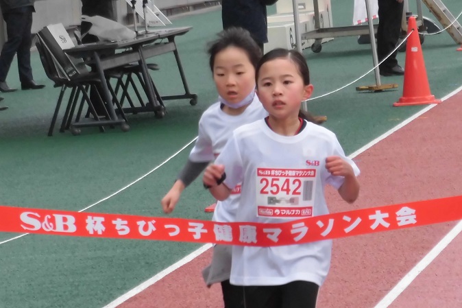 2年生女子はベネットさんが優勝！山本さんとの接戦を制した。