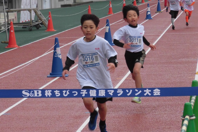 3年生男子は長谷川くんが山内くんとの競り合いを制し軍配！