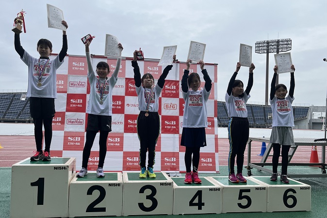 4年生女子は香川大会歴代2位の快走で立石さんが優勝。2位日比さん、3位青海さん。