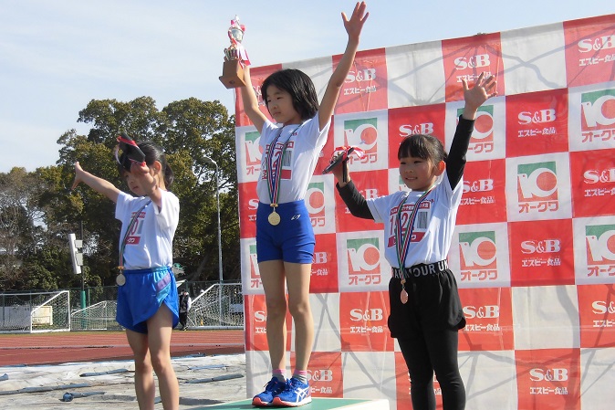 1年生女子は青木さんが和歌山大会歴代3位の記録で優勝。2位松岡さん、3位吉岡さん。