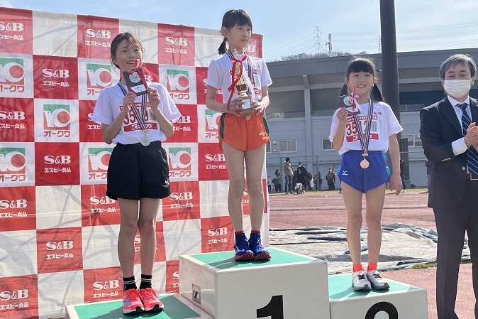3年生女子は和歌山大会歴代4位の好タイムで青木さんが優勝。2位原さん、3位今西さん。