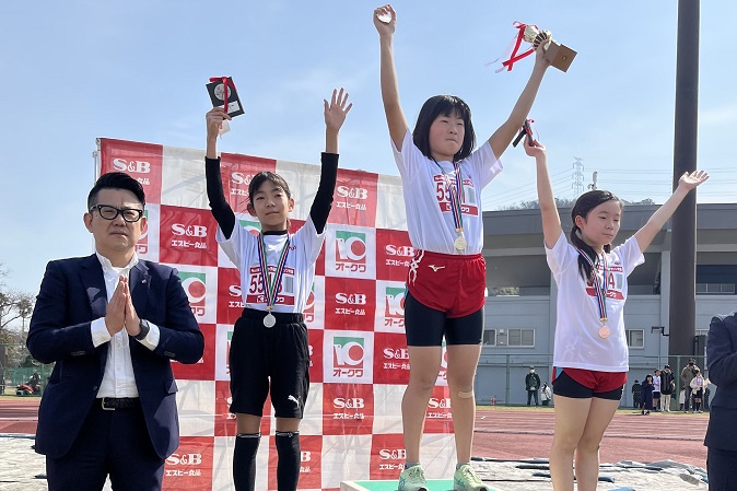 5年生女子は岩木さんが独走で優勝。2位森長さん、3位向山さん。