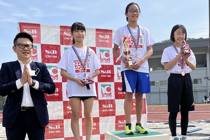 6年生女子優勝は接戦を制した谷口さん。2位山鷲さん、3位南海さん。