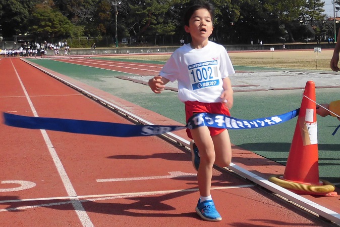 1年生男子は藤﨑くんが5分50秒、静岡大会歴代5位の記録で優勝