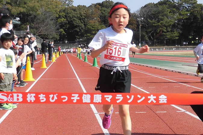 1年生女子は萩原さんが6分22秒で優勝