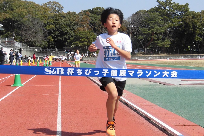 4年生男子は平野くんが6分57秒の快走で優勝
