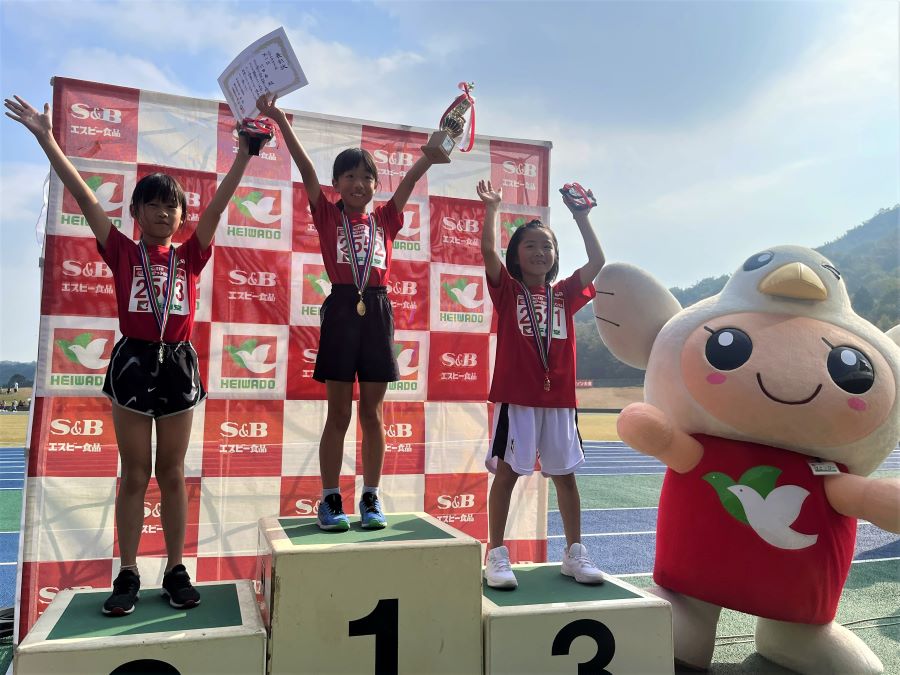 2年女子入賞の3名。1位から順に、竹田さん、森口さん、村田さん。