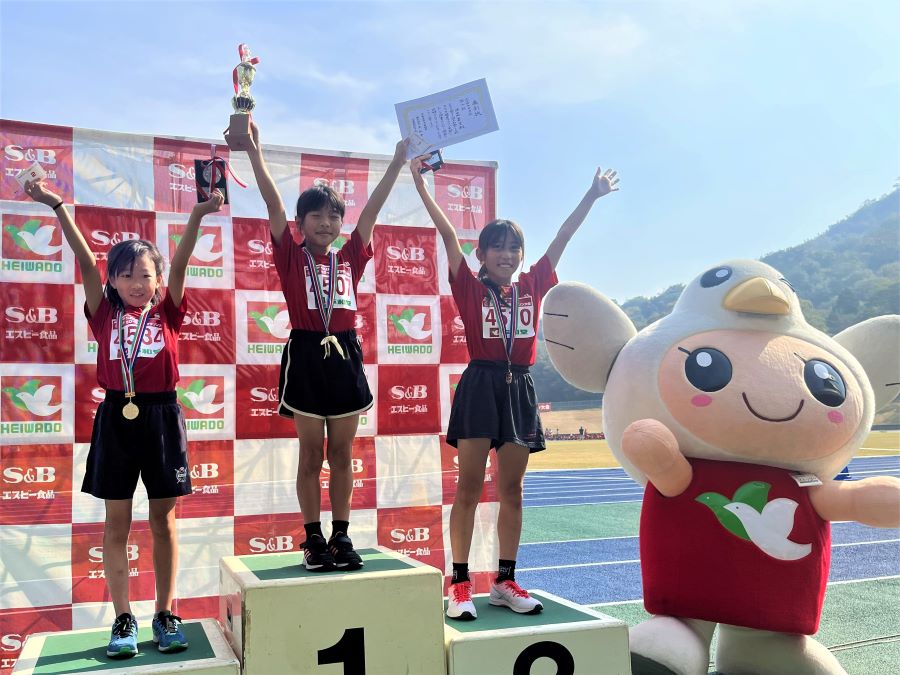 4年女子入賞の3名。1位から順に、神農さん、地石さん、川端さん。