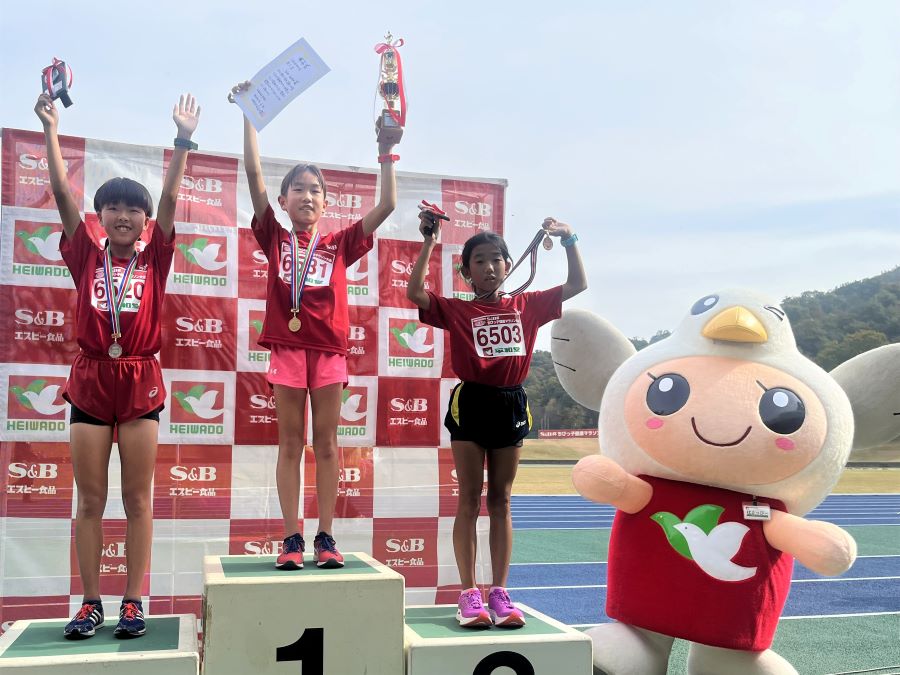 6年女子入賞の3名。1位から順に、望月さん、東野さん、松井さん。