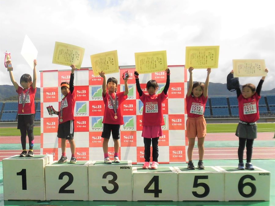 1年女子の入賞者6名。1位から順に、渡辺さん、明日さん、金澤さん、井上さん、軽部さん、荒木さん。