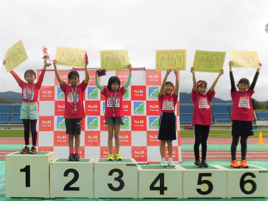 2年女子の入賞者6名。1位から順に、高橋さん、長岡さん、市川さん、鈴木さん、森さん、松岡さん。