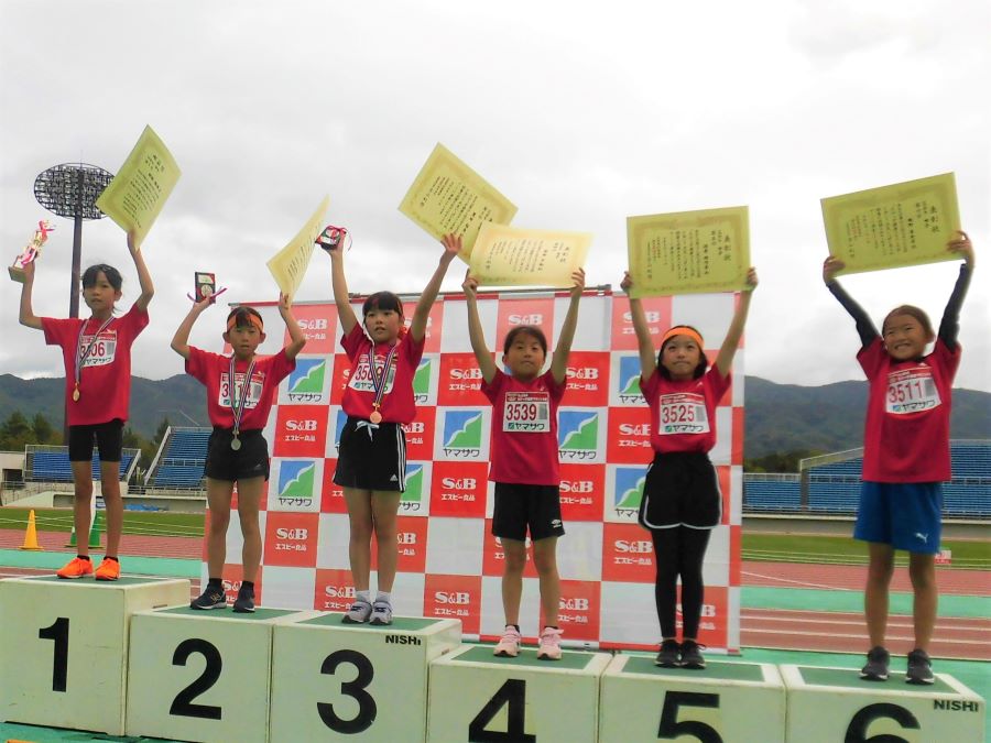 3年女子の入賞者6名。1位から順に、後藤さん、齋藤さん、黒田さん、柴田さん、酒巻さん、瀬野さん。
