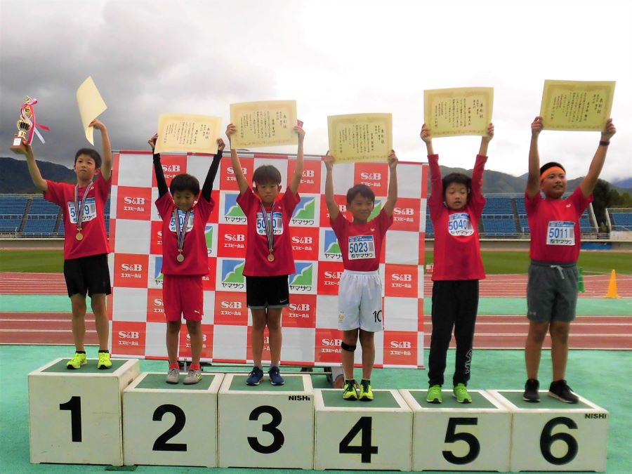 5年男子の入賞者6名。1位から順に、田中くん、瀬野くん、齋藤くん、宮本くん、伊藤くん、日下部くん。