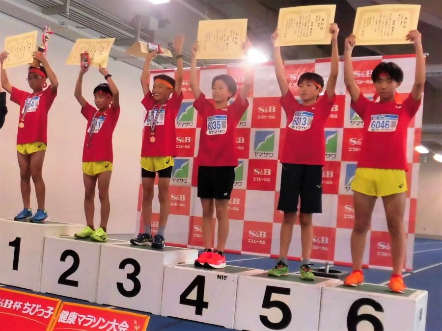 6年男子の入賞者6名。1位から順に、熊坂くん、佐藤くん、星川くん、沼澤くん、松田くん、齋藤くん。