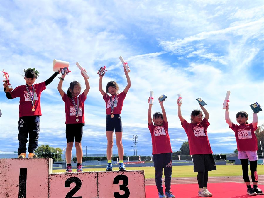 2年女子入賞の6名。1位から順に、阿久津さん、植松さん、林さん、大竹さん、亀山さん、植松さん。