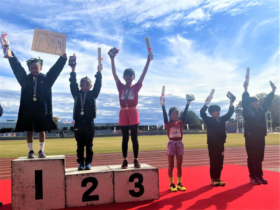 3年女子入賞の6名。1位から順に、武田さん、富澤さん、西村さん、中里さん、落合さん、加賀さん。
