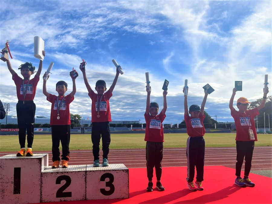 4年男子入賞の6名。1位から順に、片山くん、原澤くん、福田くん、新井くん、白滝くん、村野くん。