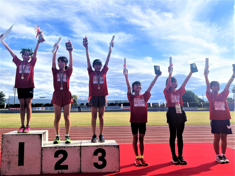 6年女子入賞の6名。1位から順に、菊地さん、境原さん、小関さん、宮内さん、山崎さん、長沢さん。