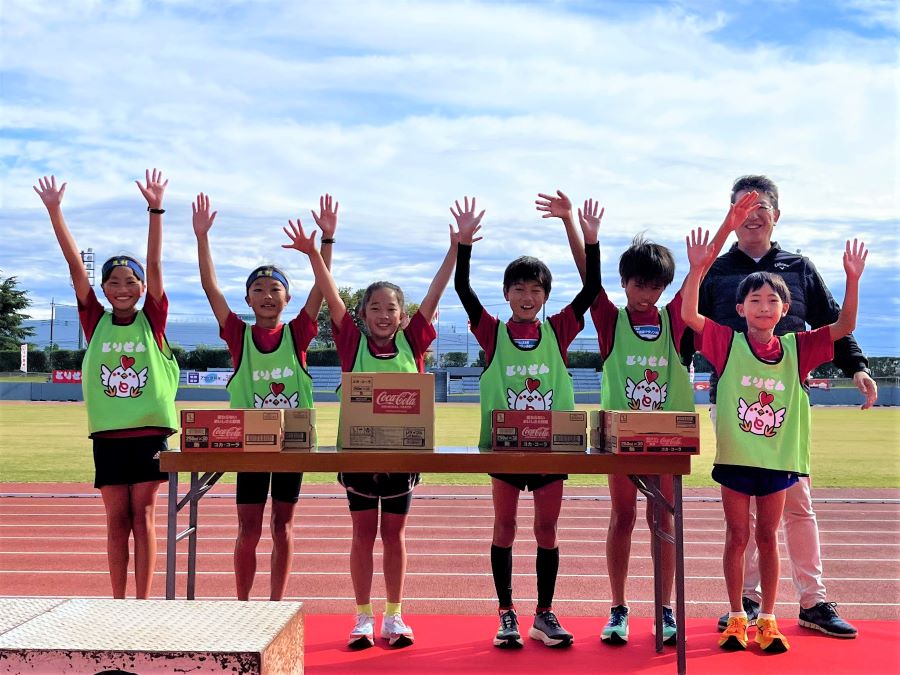 「4～6年の男女優勝者」VS「とりせん選抜メンバー」でリレー競争。「4年から6年の男女優勝者」チームが勝利！