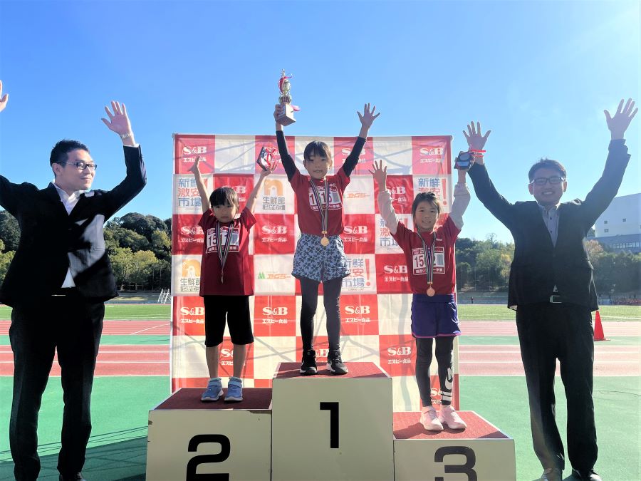1年女子入賞の3名。1位から順に、青木さん、福井さん、松本さん。