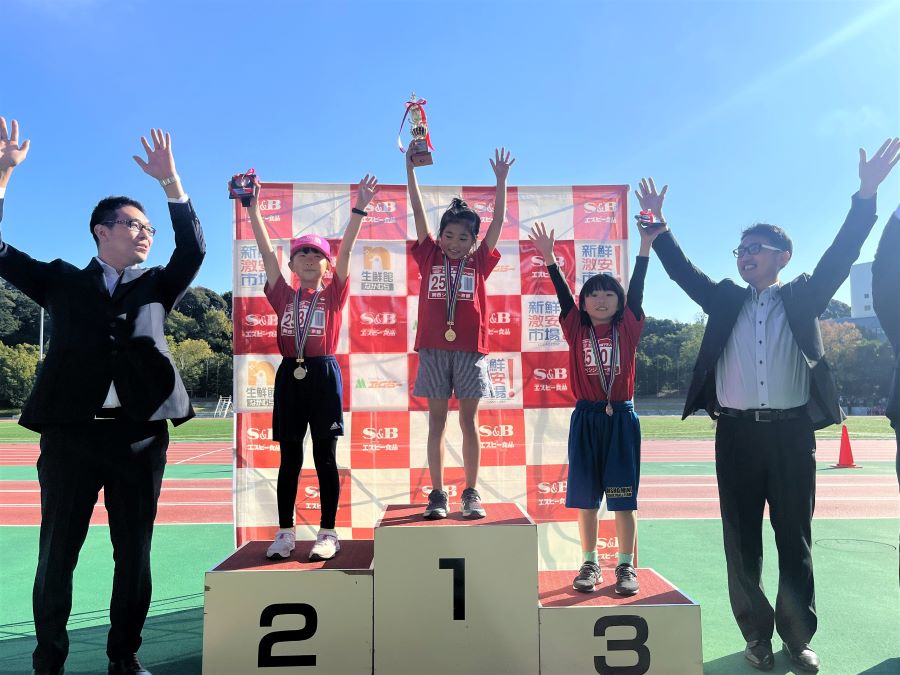 2年女子入賞の3名。1位から順に、西中さん、田中さん、庄田さん。