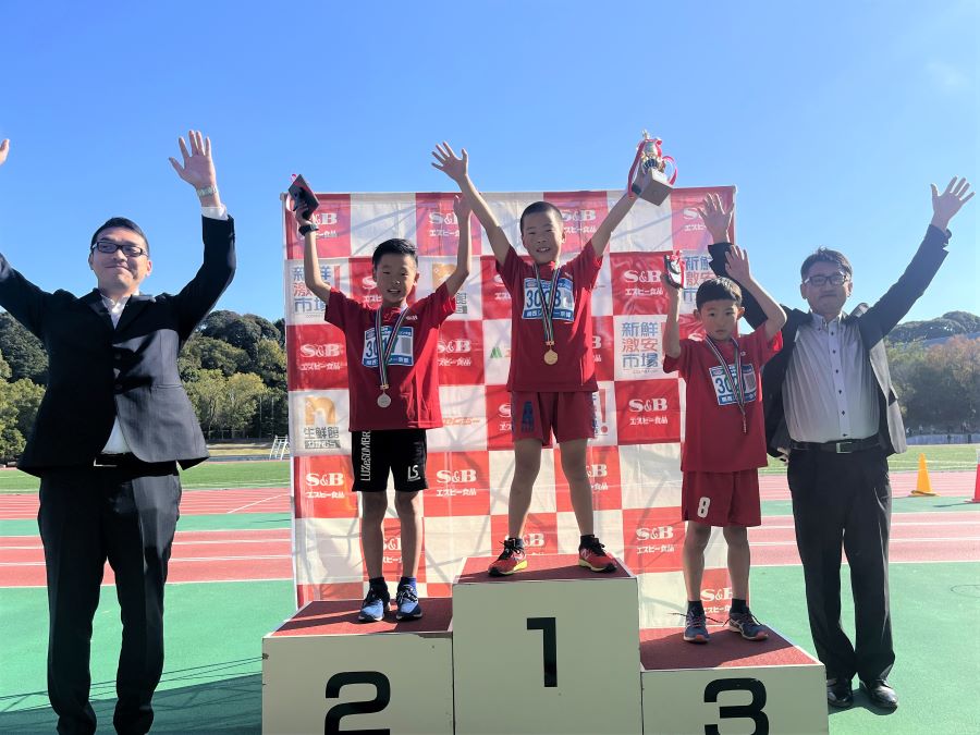 3年男子入賞の3名。1位から順に、飯田くん、岡本くん、三木くん。