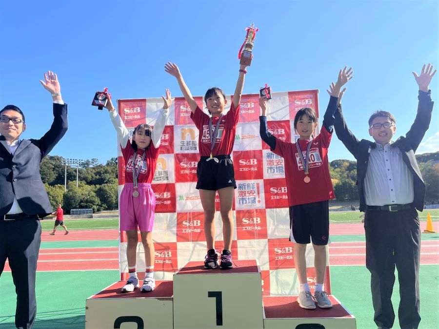 4年女子入賞の3名。1位から順に、森田さん、川村さん、渕野さん。