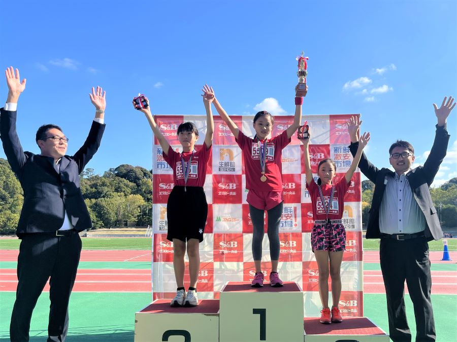 5年女子入賞の3名。1位から順に、髙巣さん、坂さん、庵谷さん。