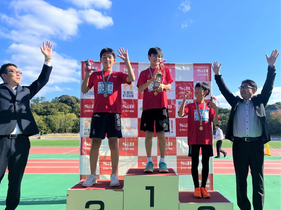 6年男子入賞の3名。1位から順に、三浦くん、西村くん、新木くん。