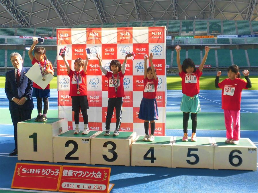 1年女子の入賞者6名。1位から順に、山本さん、佐藤さん、高須賀さん、山口さん、馬﨑さん、樗木さん。