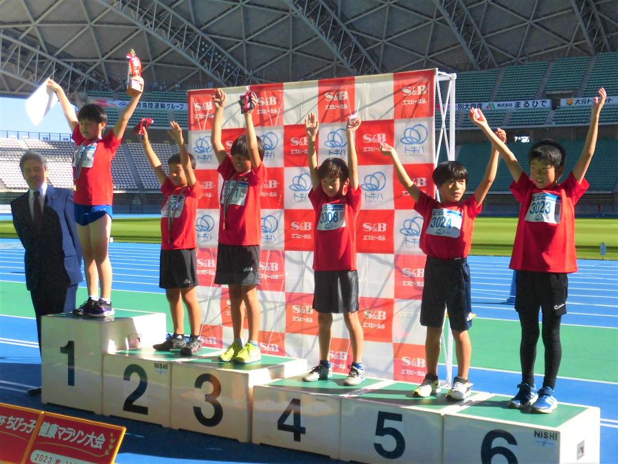 3年男子の入賞者6名。1位から順に、平田くん、阿部くん、川野くん、恵藤くん、高橋聖舞くん、高橋結斗くん。