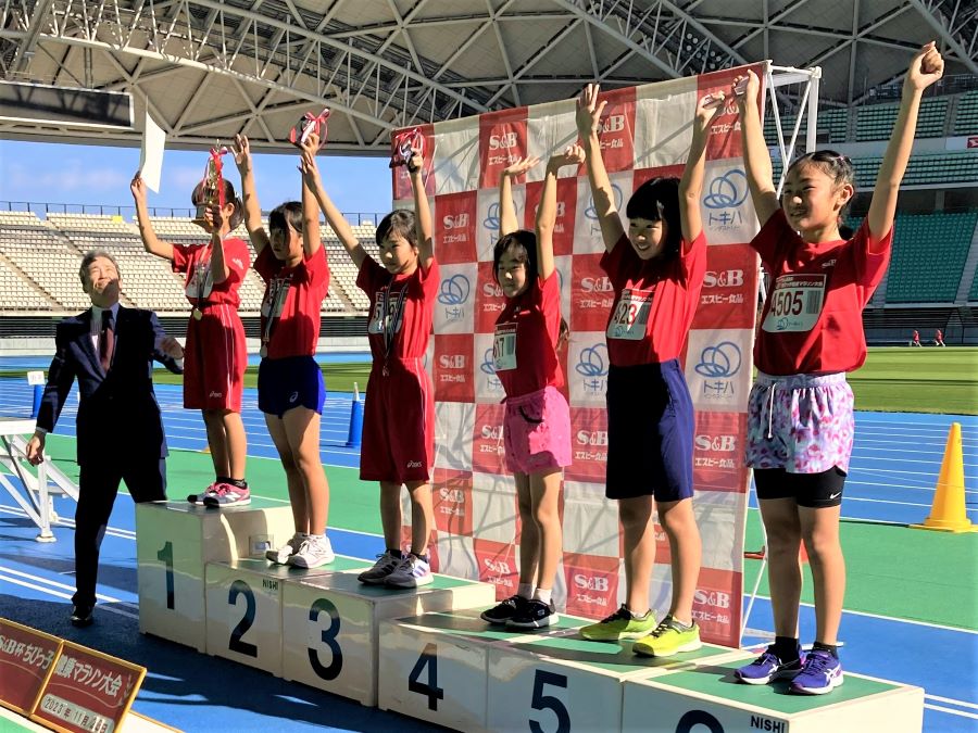 4年女子の入賞者6名。1位から順に、柳井さん、宮本さん、早川さん、野仲さん、山﨑さん、伊藤さん。