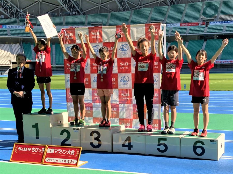 5年女子の入賞者6名。1位から順に、吉峰さん、藤嶋さん、後藤さん、吉良さん、衛藤さん、堂原さん。