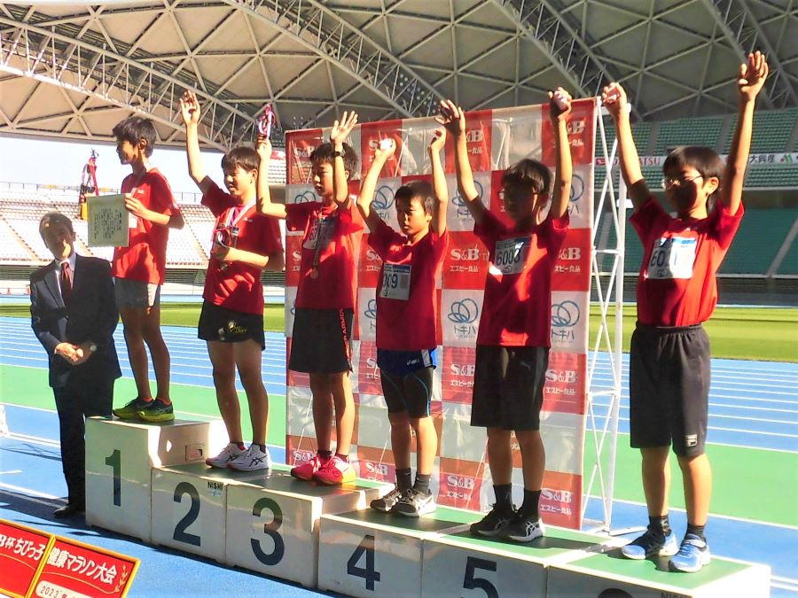 6年男子の入賞者6名。1位から順に、松井くん、岩本くん、平岡くん、長野くん、江戸くん、森くん。