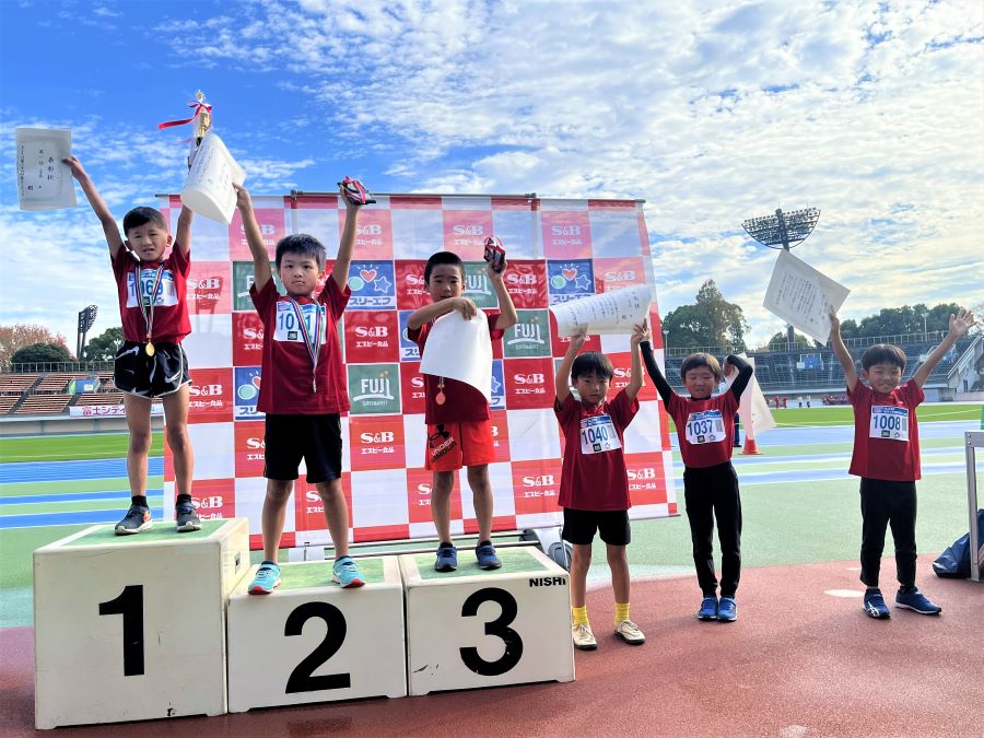 1年男子の入賞者6名。1位から順に、西村くん、青野くん、工藤くん、中村くん、頴川くん、長谷川くん。