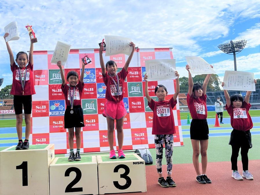 3年女子の入賞者6名。1位から順に、畑中さん、小泉さん、齋籐さん、細野さん、田中さん、石垣さん。