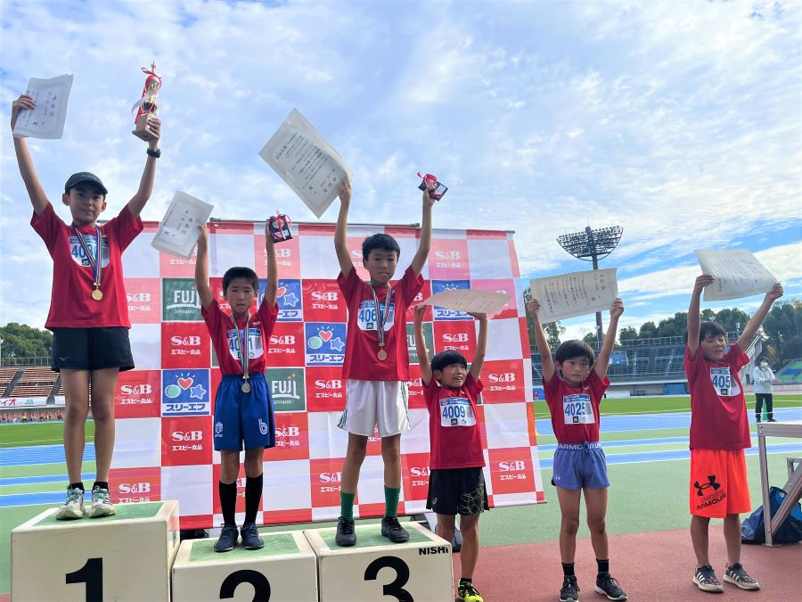 4年男子の入賞者6名。1位から順に、西田くん、中西くん、笹尾くん、阿部くん、小山くん、池田くん。