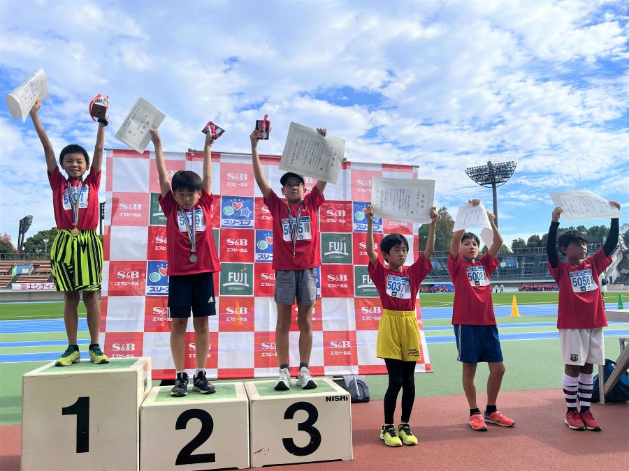 5年男子の入賞者6名。1位から順に、鈴木くん、馬場くん、ヴァルガ堀くん、伊藤くん、山田くん、佐藤くん。