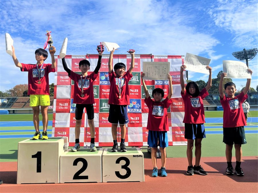 6年男子の入賞者6名。1位から順に、井上くん、白井くん、川根くん、浅川くん、荒井くん、遠山くん。