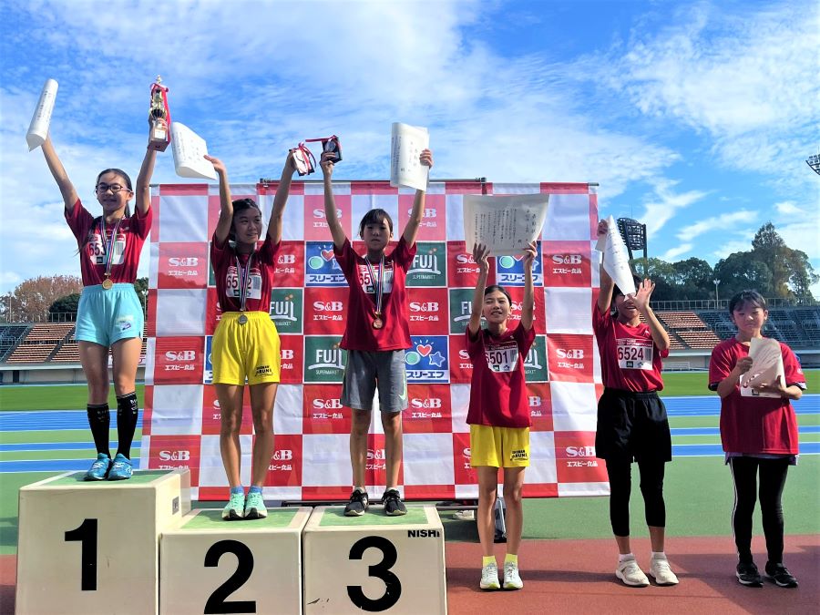 6年女子の入賞者6名。1位から順に、窪田さん、花待さん、松本さん、市川さん、阿部さん、大海さん。