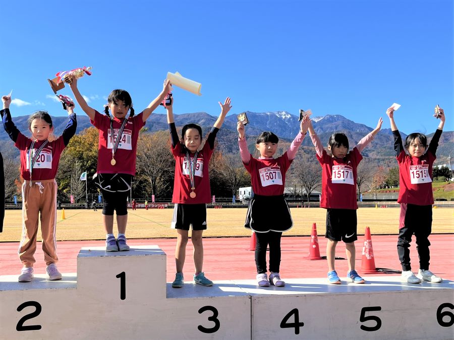 1年女子入賞の6名。1位から順に、望月さん、堀内さん、広瀬さん、上沼さん、千野さん、高さん。