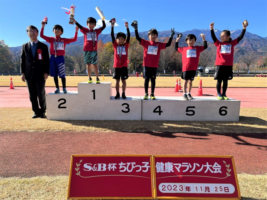 2年男子入賞の6名。1位から順に、渡辺くん、藤田くん、小池くん、内田くん、窪田くん、遠藤くん。