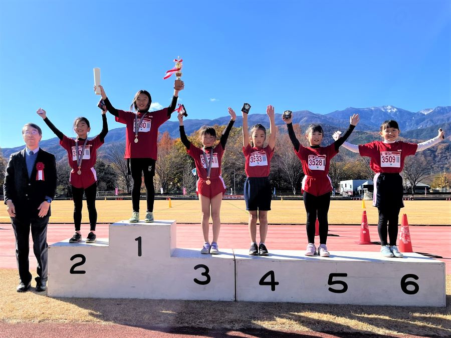 3年女子入賞の6名。1位から順に、林さん、青木さん、鶴田さん、渡邊さん、中山さん、小川さん。
