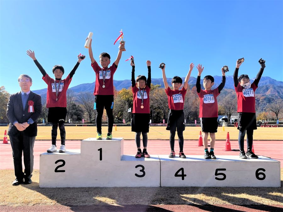 4年男子入賞の6名。1位から順に、駒井くん、湯山くん、村上くん、上村くん、桑原くん、白須くん。