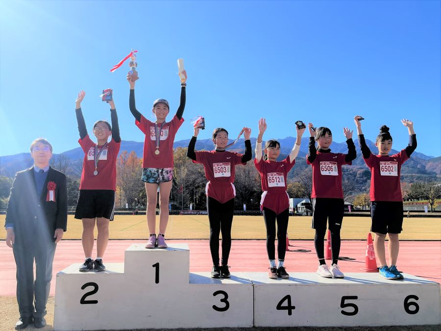 6年女子入賞の6名。1位から順に、廣瀬さん、上沼さん、三枝さん、古屋さん、小山さん、岡さん。